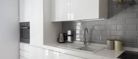 KĂŒhlschrank, Ofen, GeschirrspĂŒler, Wasserkocher mit Kaffee-/Teezubehör