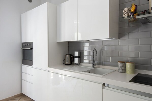 Kühlschrank, Ofen, Geschirrspüler, Wasserkocher mit Kaffee-/Teezubehör