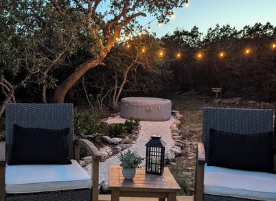 Intimate Hilltop Cottage / Hot Tub / Hiking Trails