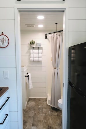 Shower, hair dryer, towels, soap - Intimate Hilltop Cottage / Hot Tub / Hiking Trails (Pipe Creek)