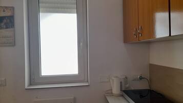 Fridge, stovetop, coffee/tea maker, electric kettle