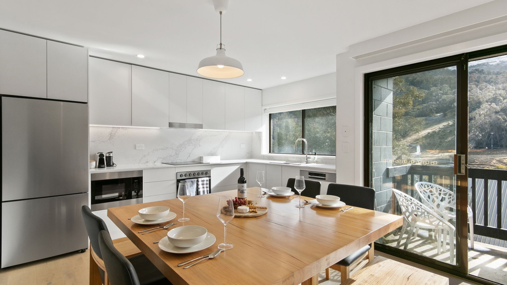 Mikrobølgeovn, ovn, kokeplater og oppvaskmaskin