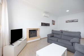 TV - Holiday Home 'Chalet La Barrosa' with Private Pool, Wi-Fi and Air Conditioning (Chiclana de la Frontera)