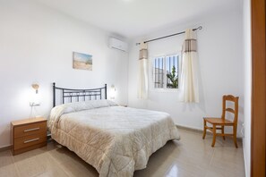 3 bedrooms, iron/ironing board, free WiFi, bed sheets - Holiday Home 'Chalet La Barrosa' with Private Pool, Wi-Fi and Air Conditioning (Chiclana de la Frontera)