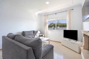 TV - Holiday Home 'Chalet La Barrosa' with Private Pool, Wi-Fi and Air Conditioning (Chiclana de la Frontera)