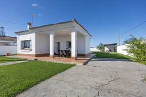 Outdoor dining - Holiday Home 'Chalet La Barrosa' with Private Pool, Wi-Fi and Air Conditioning (Chiclana de la Frontera)
