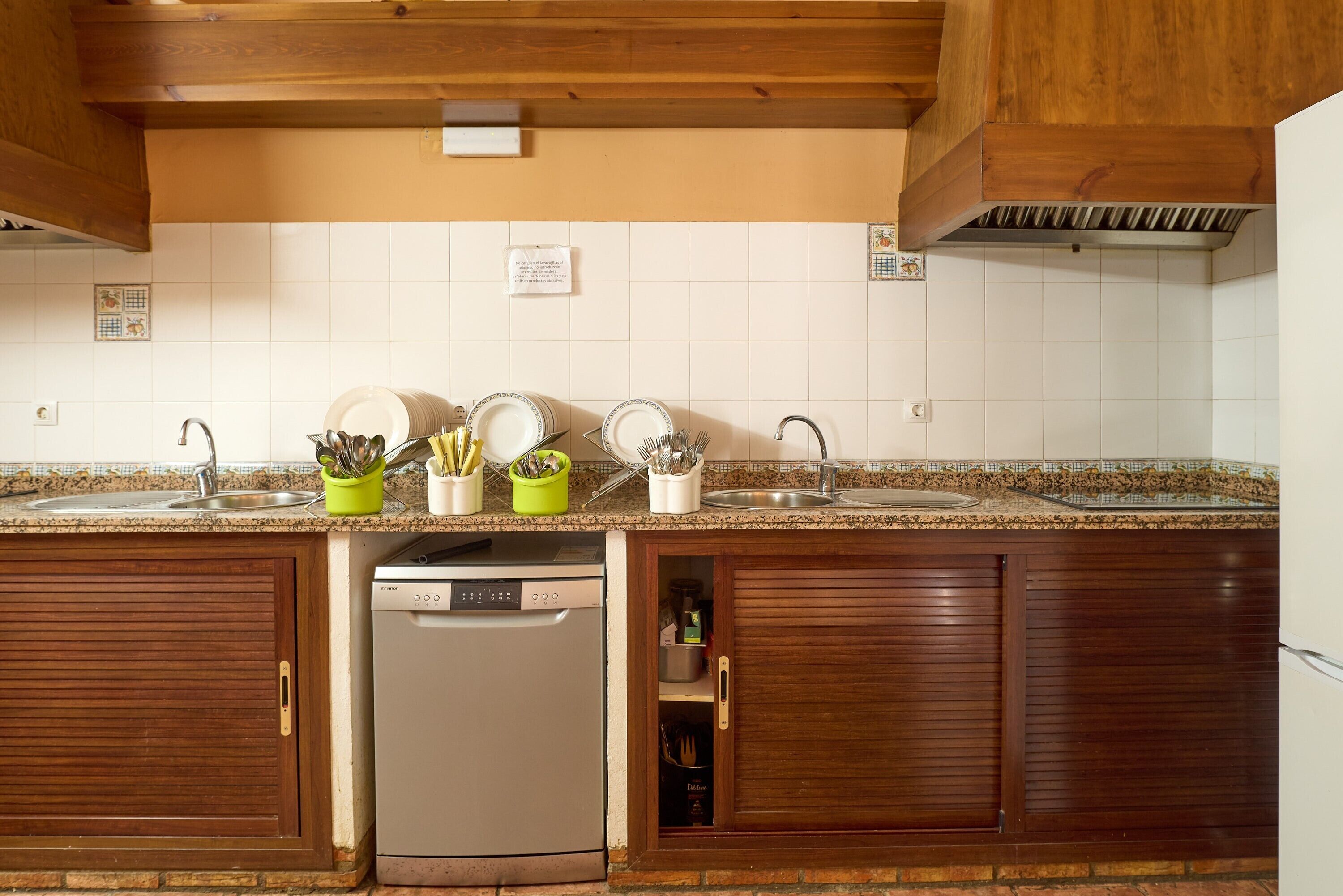 Réfrigérateur, micro-ondes, plaque de cuisson, lave-vaisselle