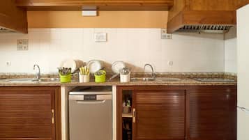 Réfrigérateur, micro-ondes, plaque de cuisson, lave-vaisselle