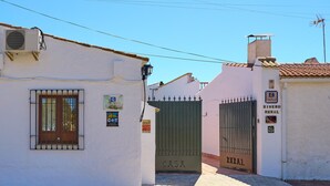 Un edificio blanco con una puerta verde que dice 'CASA RIVERO'.