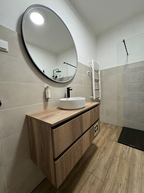 Shower, hair dryer, towels - Villa 'Casa D’ Avó Lita' with Private Pool, Private Terrace and Wi-Fi (Falcoeiras)