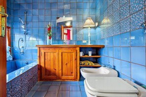 Douche, sèche-cheveux, serviettes fournies