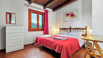 4 bedrooms, iron/ironing board, free WiFi, bed sheets