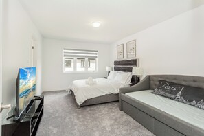 3 bedrooms, iron/ironing board, WiFi, bed sheets - Chic Retreat Near Niagara Falls (Niagara Falls)