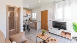Un apartamento moderno con sala de estar, cocina y comedor.