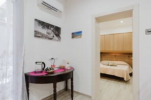 1 bedroom, iron/ironing board, free WiFi, bed sheets - Holiday Home 'Iris Castelvetrano' with Wi-Fi and Air Conditioning (Castelvetrano)