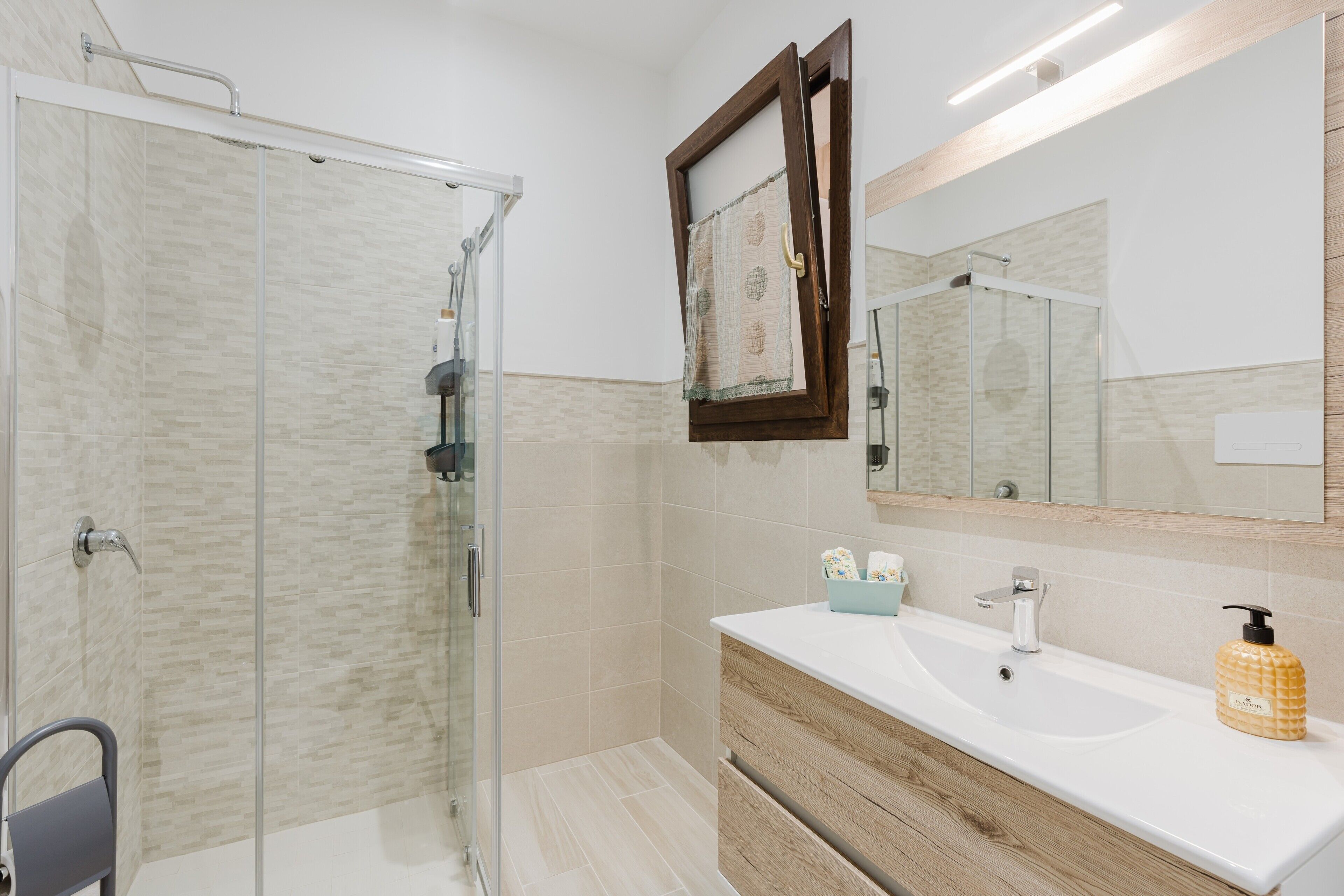 Regadera, secadora de cabello, toallas 