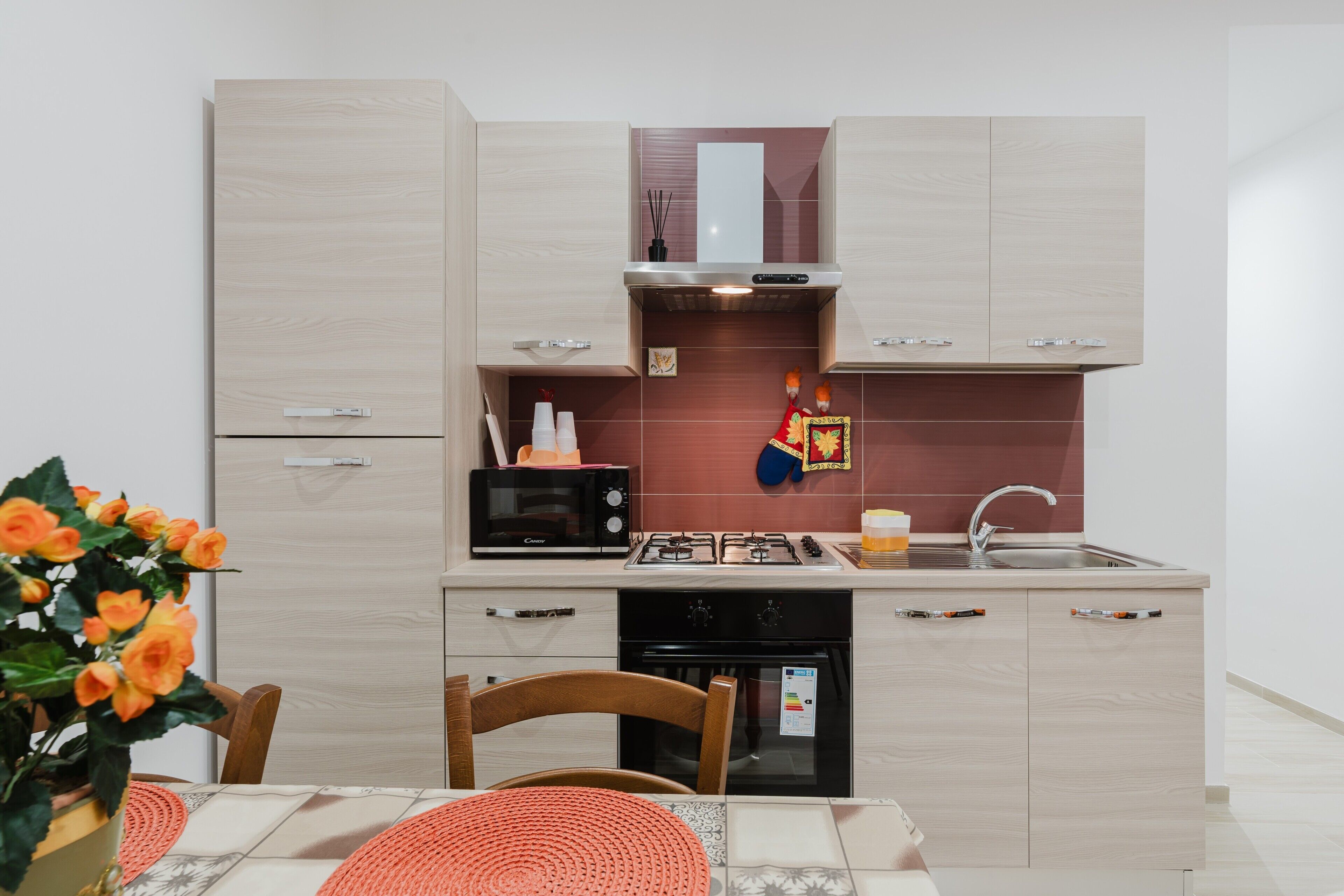 Kühlschrank, Mikrowelle, Ofen, Herdplatte