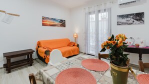 A room with a bed, a desk, a chair, a lamp, a plant, and a window with curtains. - Holiday Home 'Iris Castelvetrano' with Wi-Fi and Air Conditioning (Castelvetrano)