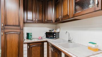 Réfrigérateur, micro-ondes, plaque de cuisson, cafetiÚre/bouilloire