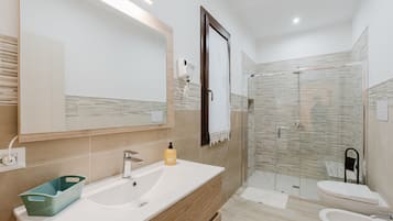 Ducha, artículos de tocador gratuitos, secador de pelo, toallas