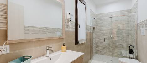 Dusche, kostenlose Toilettenartikel, Haartrockner, Handtücher