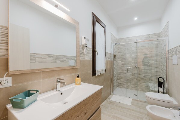 Een douche, gratis toiletartikelen, een haardroger, handdoeken