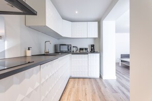 Fridge, microwave, oven, dishwasher - Apartment 'Superbe F2 Spacieux' with Shared Pool, Wi-Fi and Air Conditioning (Saint-Raphaël)
