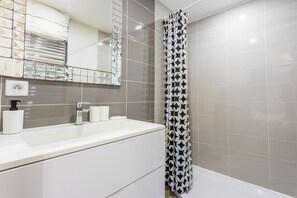 Regadera, amenidades de baño gratuitas, secadora de cabello, toallas 