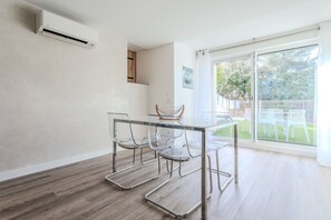 Dining - Apartment 'Superbe F2 Spacieux' with Shared Pool, Wi-Fi and Air Conditioning (Saint-Raphaël)