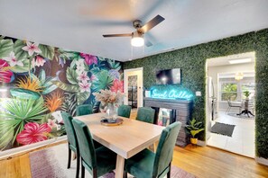 Dining - Pet-Friendly Pool Home + Games | Sleeps 8 | Tampa (Tampa)