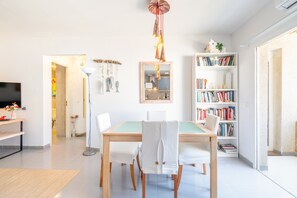 Dining - Apartment 'Taiko' in Puerto Pollensa with Private Terrace, Balcony and Wi-Fi (Puerto de Pollensa)