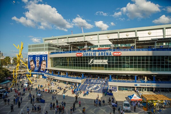 Un estadio con un gran anuncio de Amalie Arena, que muestra a un equipo de fútbol y el número 89.