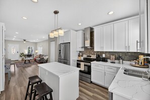 Fridge, microwave, oven, stovetop - Ybor Bungalow, Pet Friendly (Tampa)