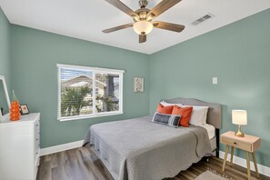 2 habitaciones, escritorio, tabla de planchar con plancha y wifi
