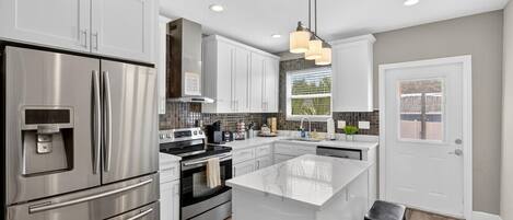 Køleskab, mikrobølgeovn, ovn, kogeplade