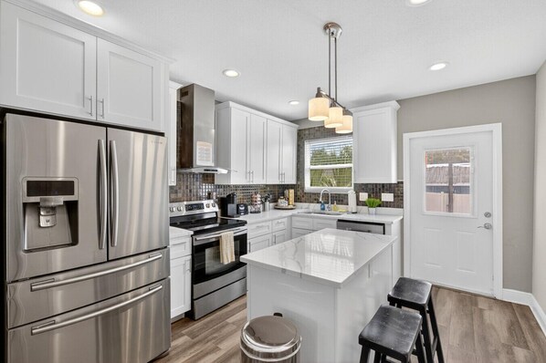 Køleskab, mikrobølgeovn, ovn, kogeplade