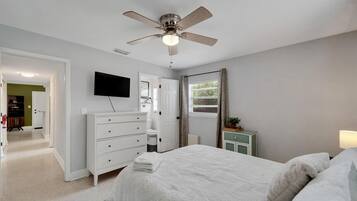 3 habitaciones, escritorio y tabla de planchar con plancha