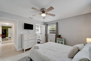 3 habitaciones, escritorio y tabla de planchar con plancha 