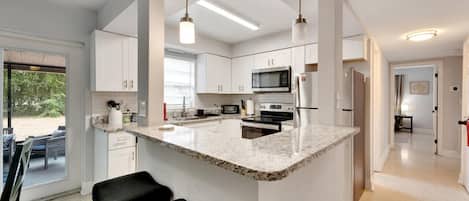 Een koelkast, een microgolfoven, een oven, een kookplaat