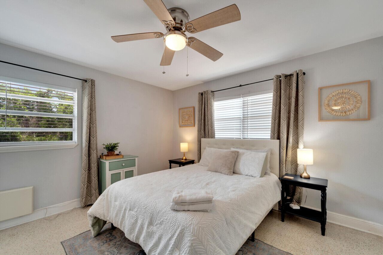 3 chambres, bureau, fer et planche à repasser, lit parapluie