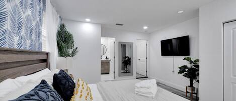 3 bedrooms, desk, iron/ironing board, travel crib