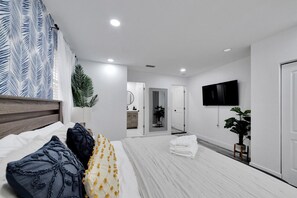 3 habitaciones, escritorio y tabla de planchar con plancha 