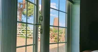 Romantic English cottage three bedrooms, detached, drive for three cars, homely