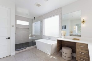 Shower, hair dryer, towels - Heated Pool & Spa, Golf Simulator, Billiards (Scottsdale)