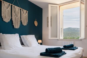 2 habitaciones, escritorio, tabla de planchar con plancha y wifi gratis 