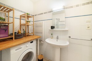 Regadera, amenidades de baño gratuitas, secadora de cabello, toallas 