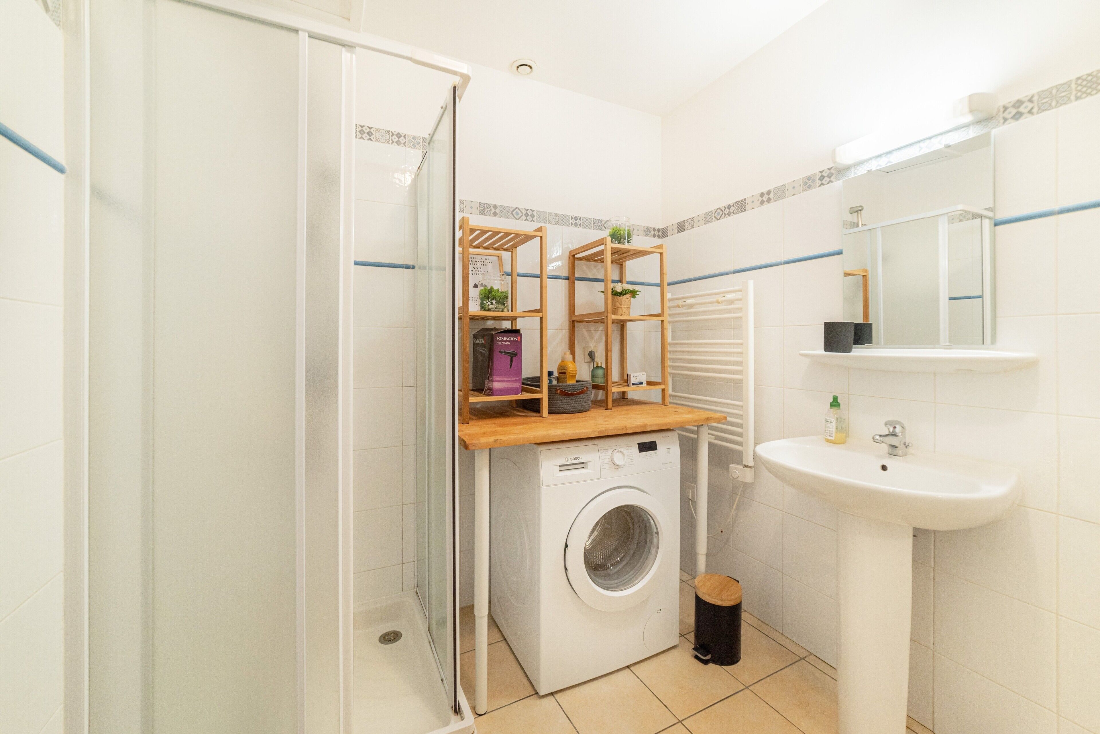 Een douche, gratis toiletartikelen, een haardroger, handdoeken