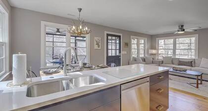 Riverfront Cottage with 2 docks and firepit located on the Edisto River