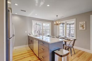 Kühlschrank, Mikrowelle, Ofen, Geschirrspüler