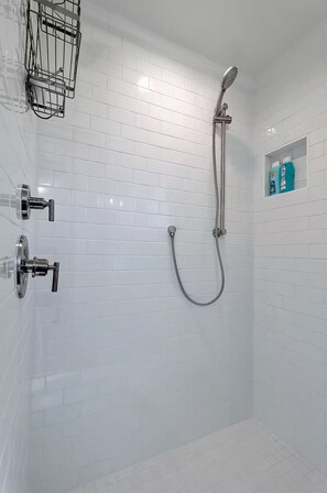 Dusche, Haartrockner, Handtücher, Toilettenpapier